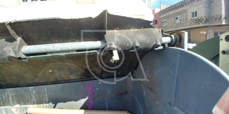 Tapa rota del contenedor (Foto TA)